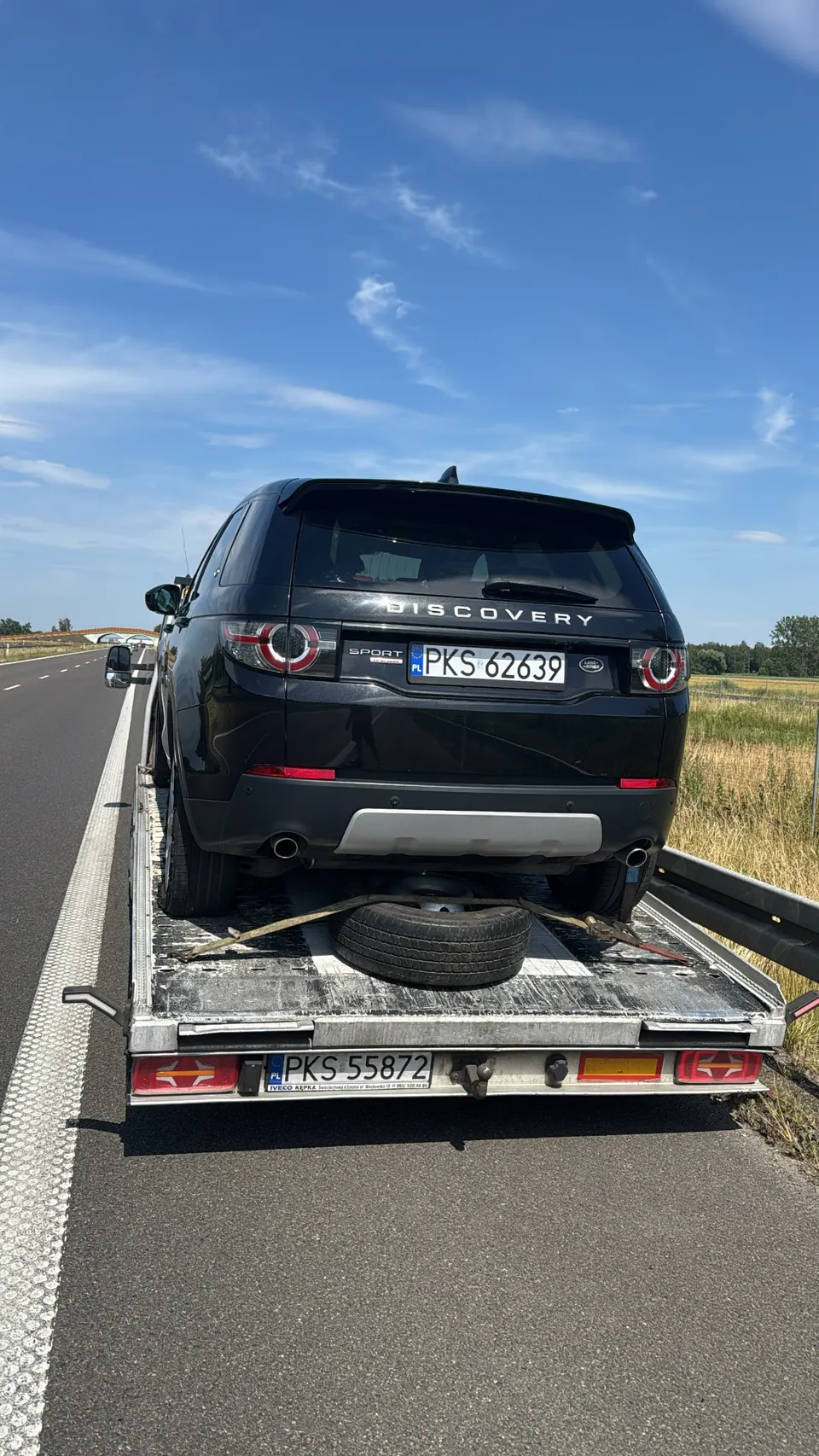 Samochód osobowy zabezpieczony na lawecie