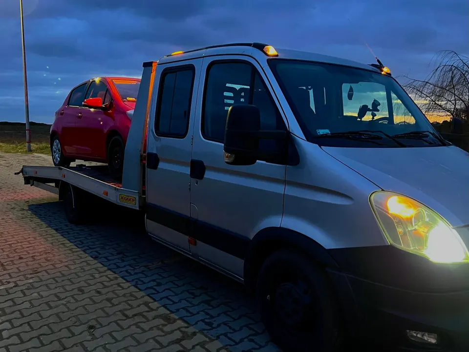 Laweta Maćko-Team z samochodem podczas transportu