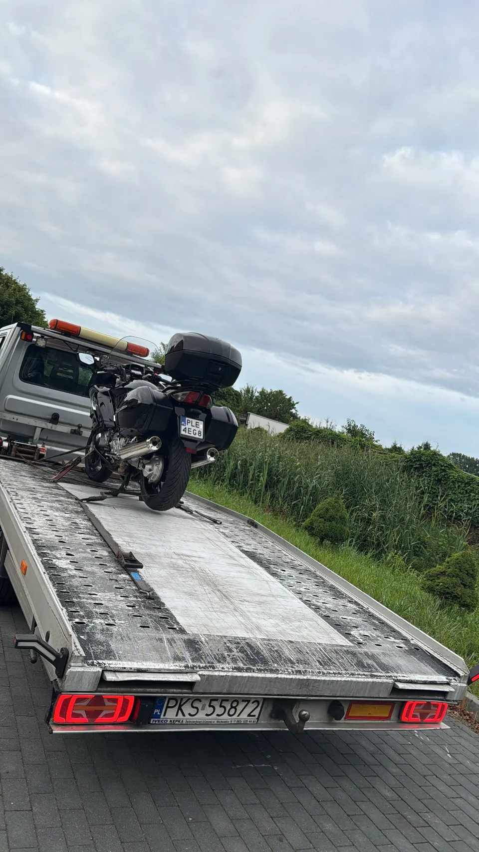 Motocykl podczas załadunku na lawetę